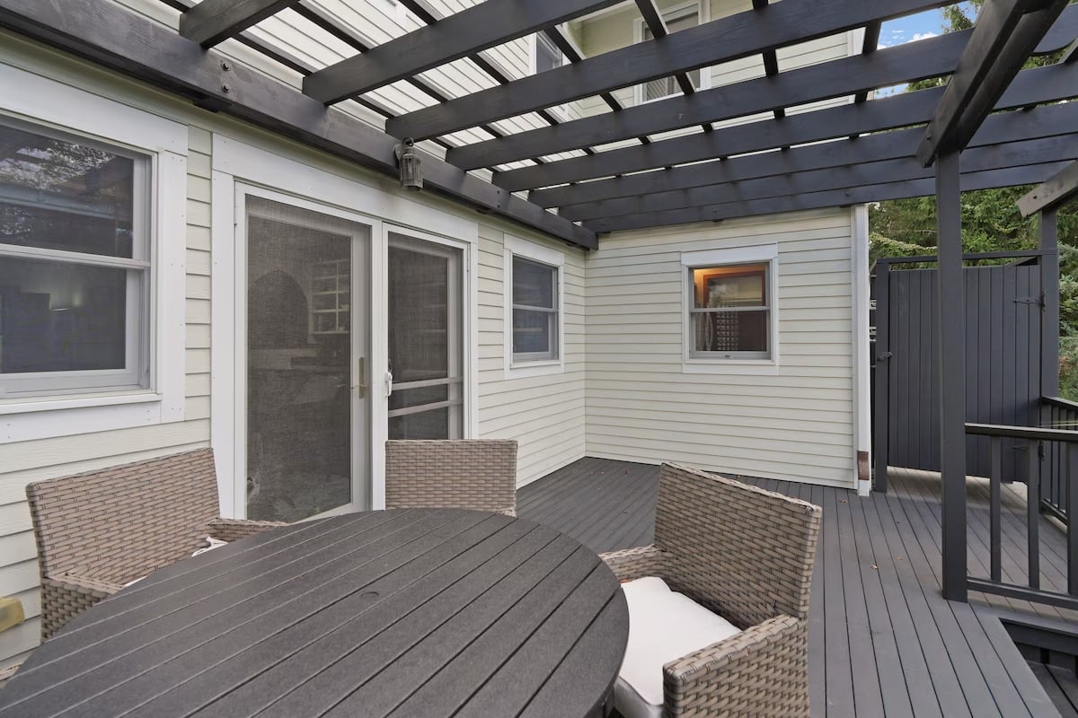 Renovated Oak Bluffs Retreat With Lagoon Access