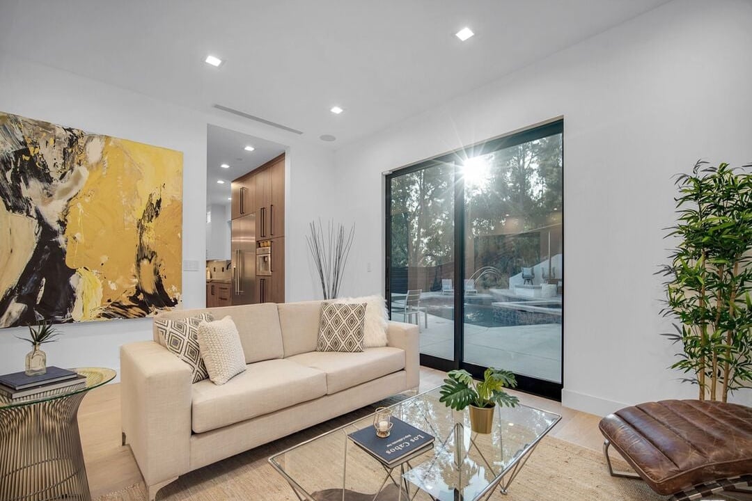 Canyon Lake Dr, 90068