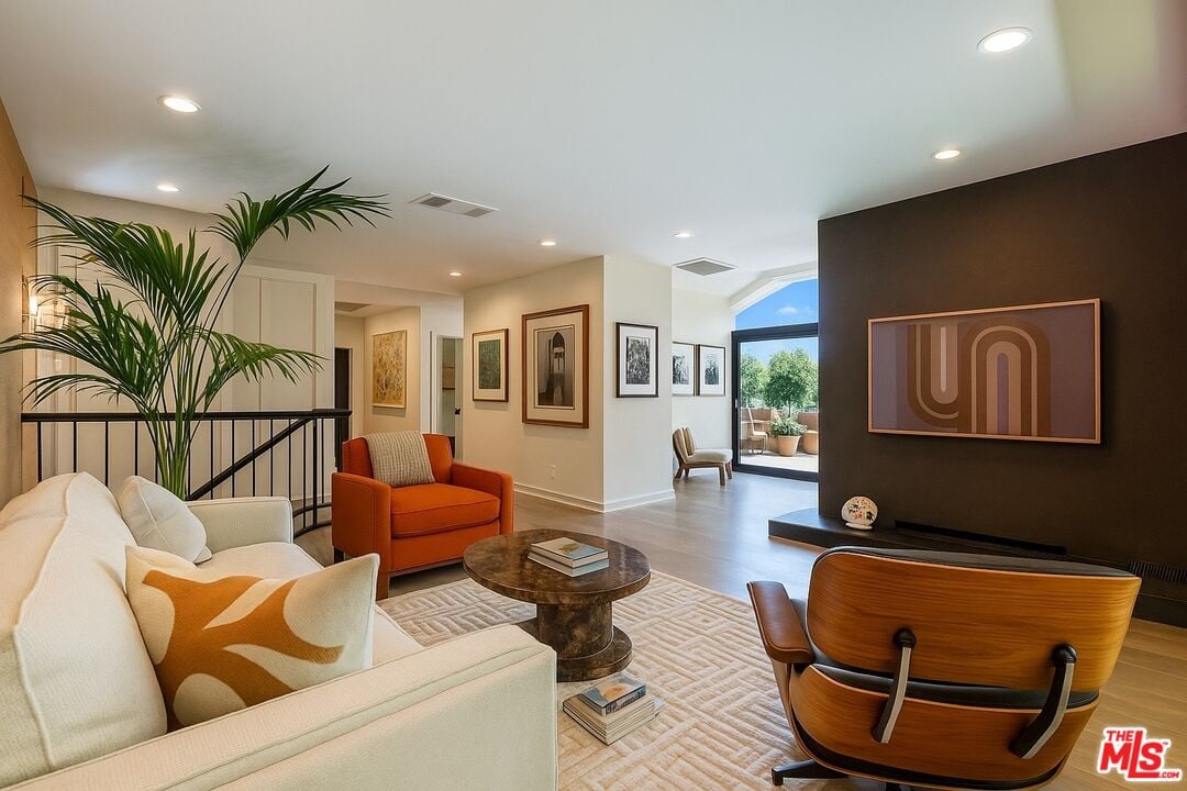 Halo Crest, Queens Rd, 90069