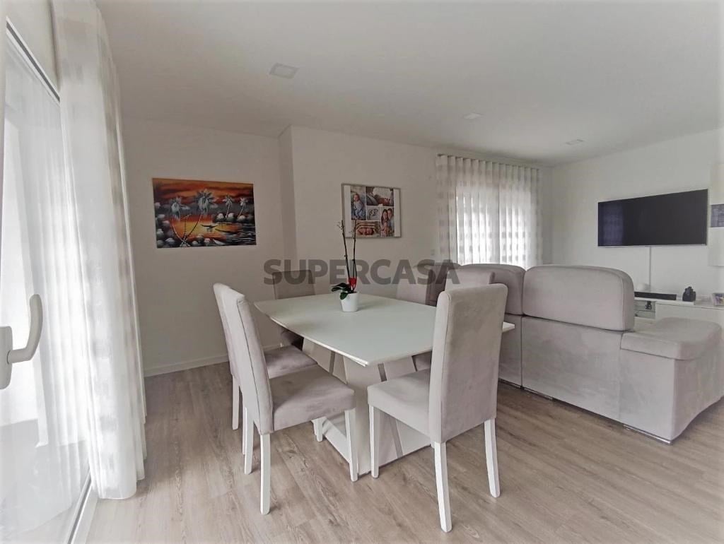 Modern 2-Bed, 2-Bath Apartment in Central Marinha Grande – Near Nazaré