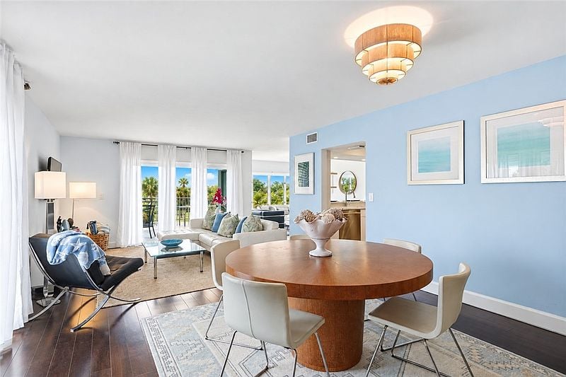1700 Ocean Dr APT 202V