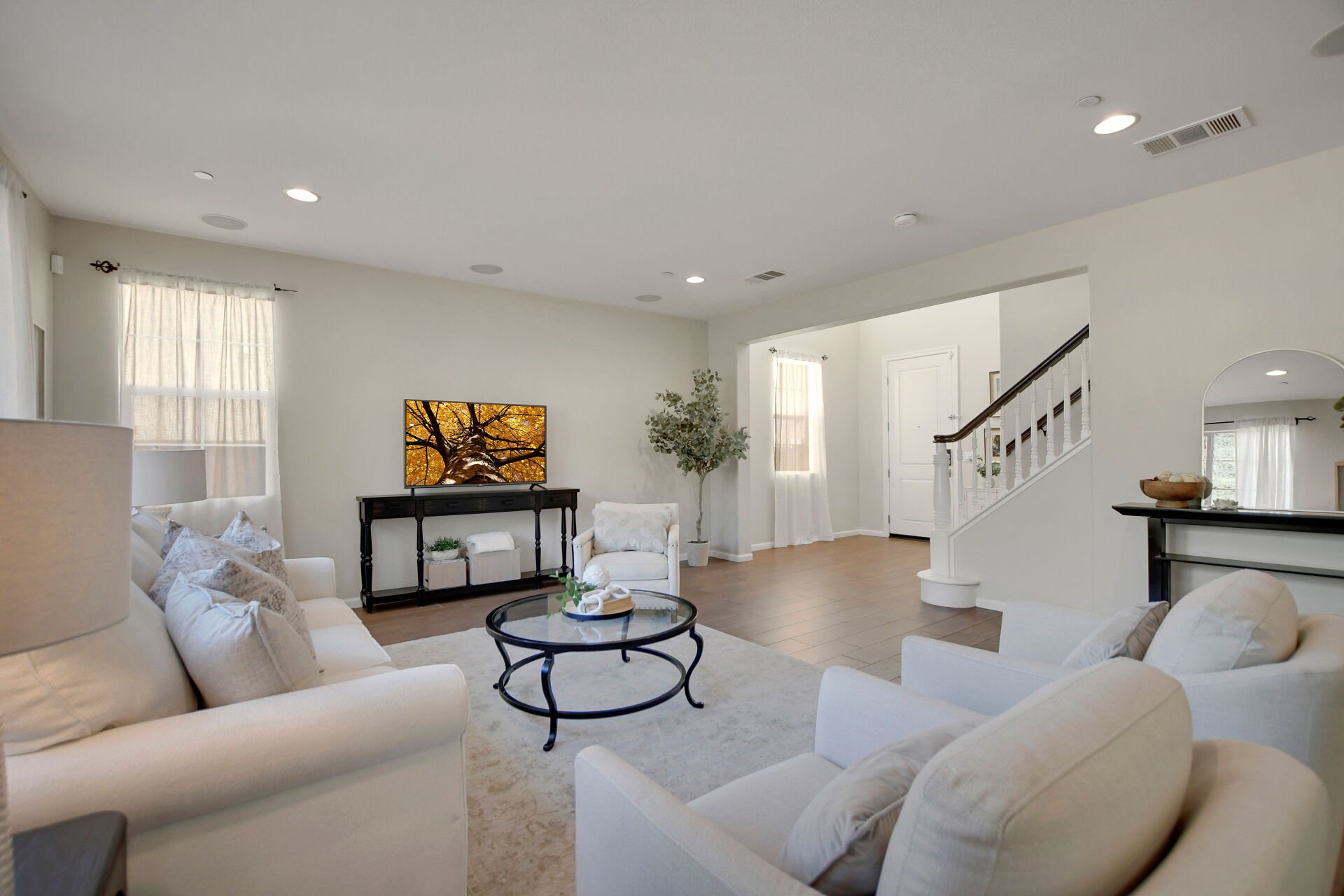 885 E Manresa