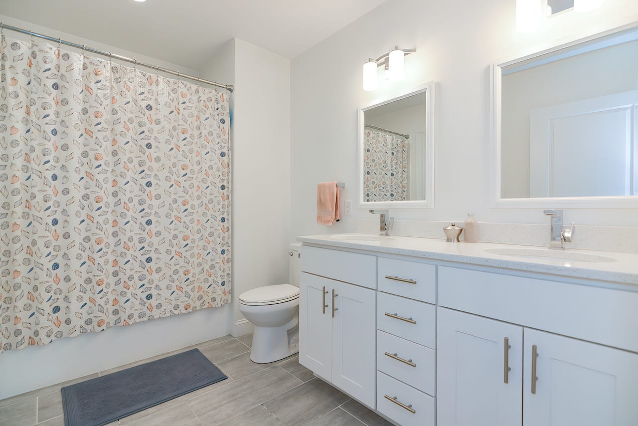 South Boston - Sunny 1 bed 1 bath w. Garage Parking & Central AC! July 15 or August 1!