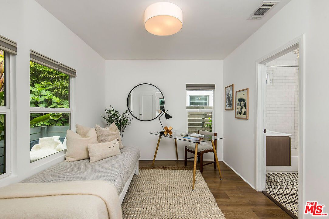 924 Superba Ave