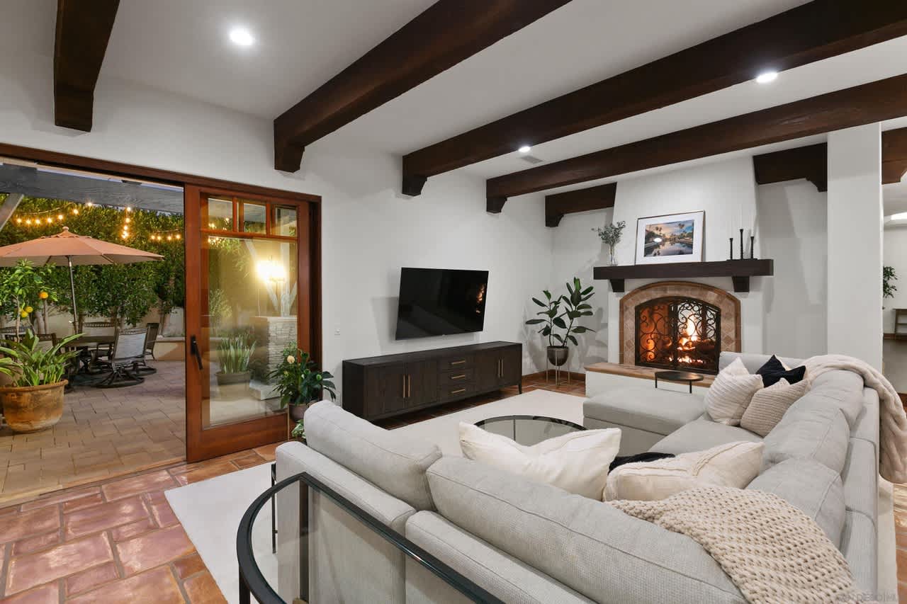 5463 Meadows Del Mar