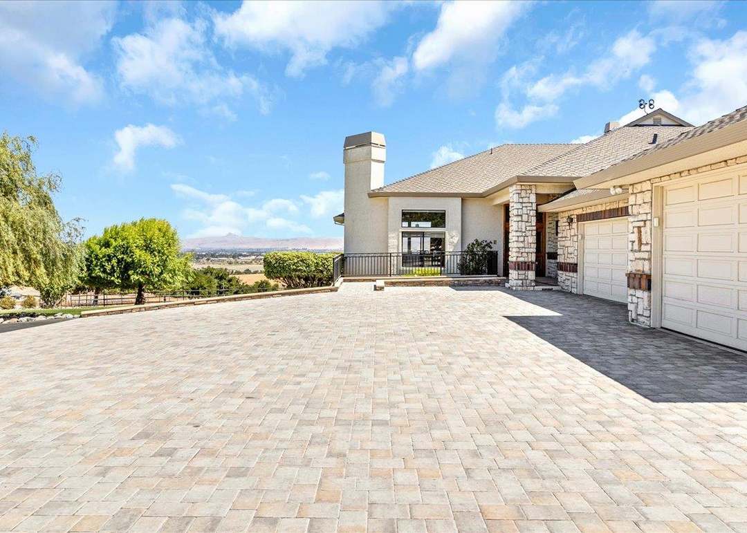 275 Nicholson Dr