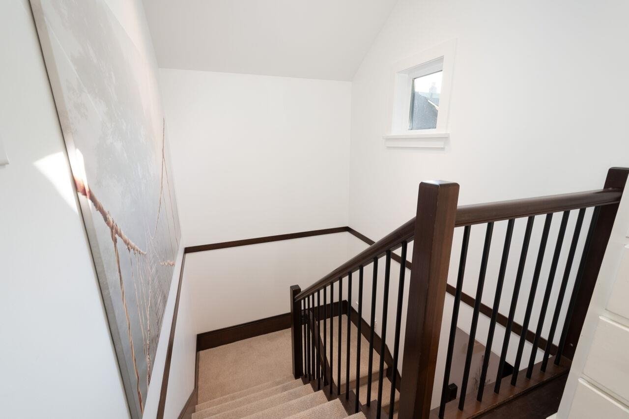 250 E 10th St