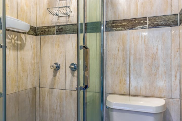 Beach House Apt 11 • Sleeps 4 • Kitchen + Sofa Bed - Airbnb