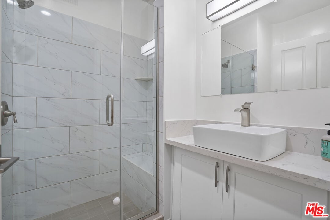 Solaris Manor, N Knoll Dr, 90068