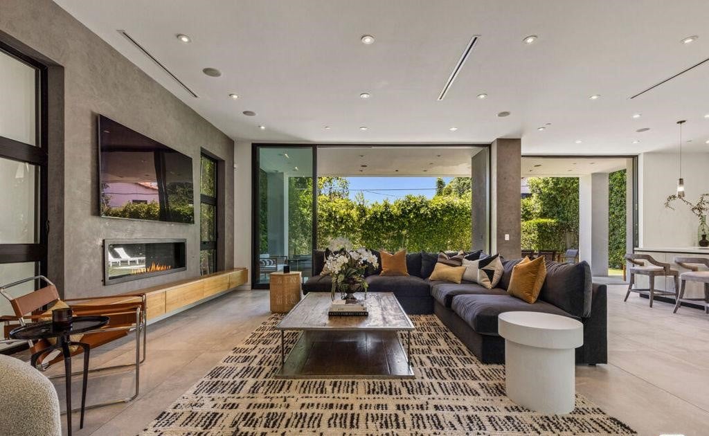 N Edinburgh Avenue, 90048