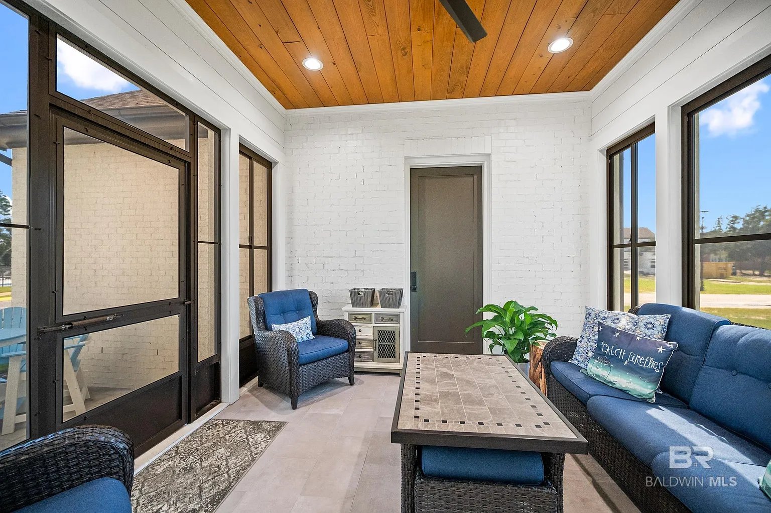 902 Inlet Cir