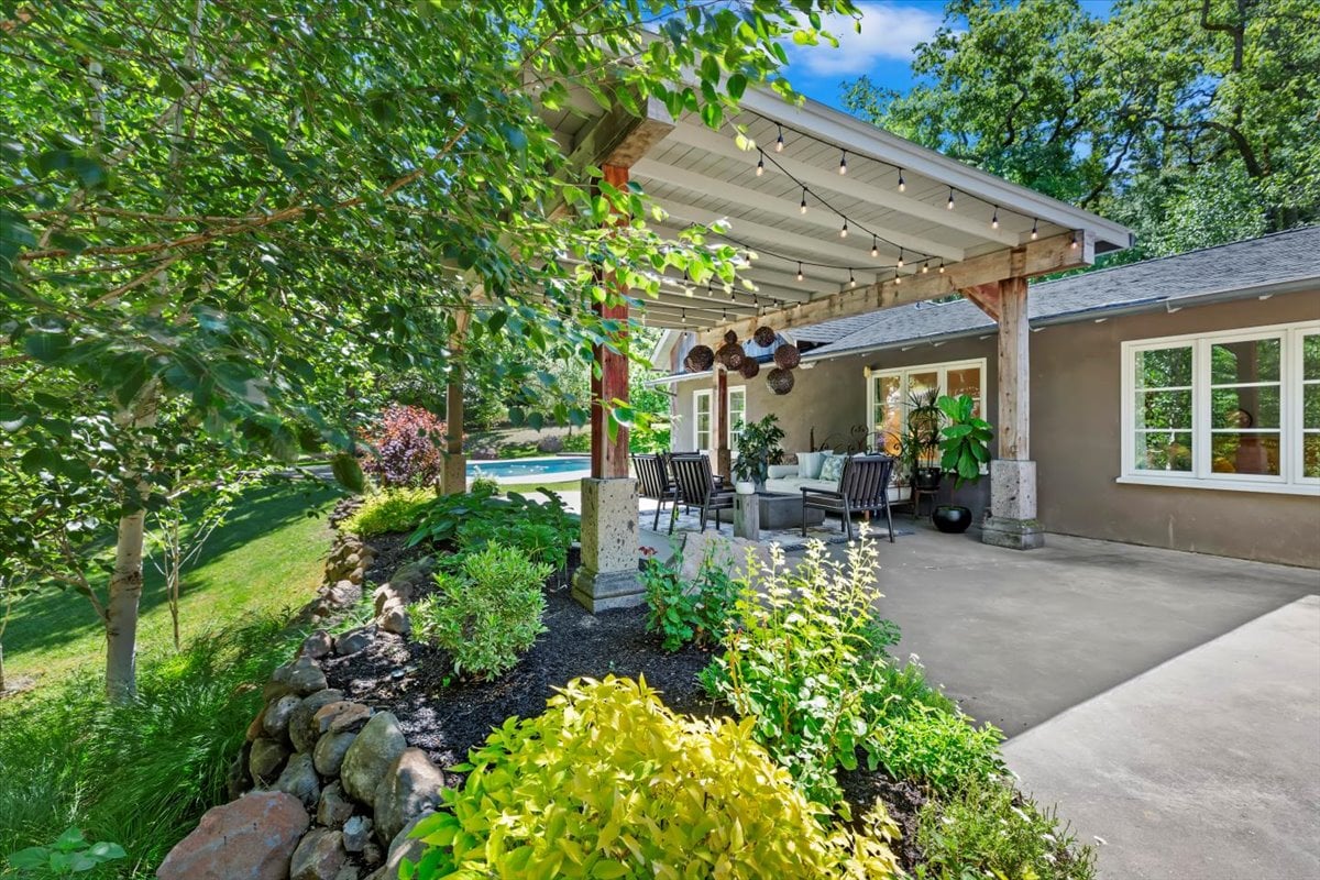 15 Cascade Ln