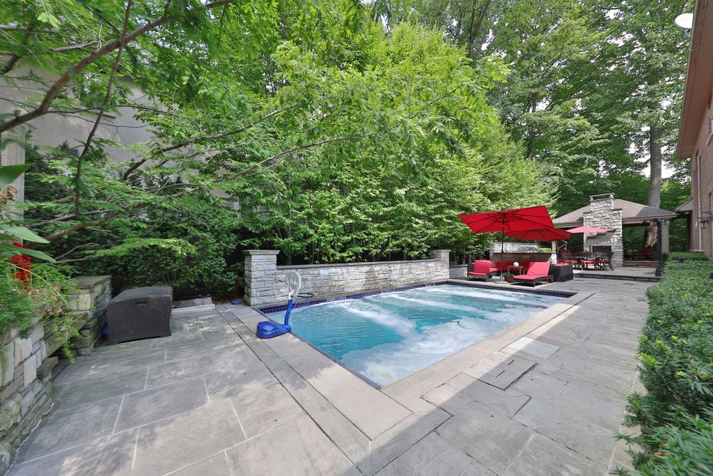 5047 Lakeshore Rd