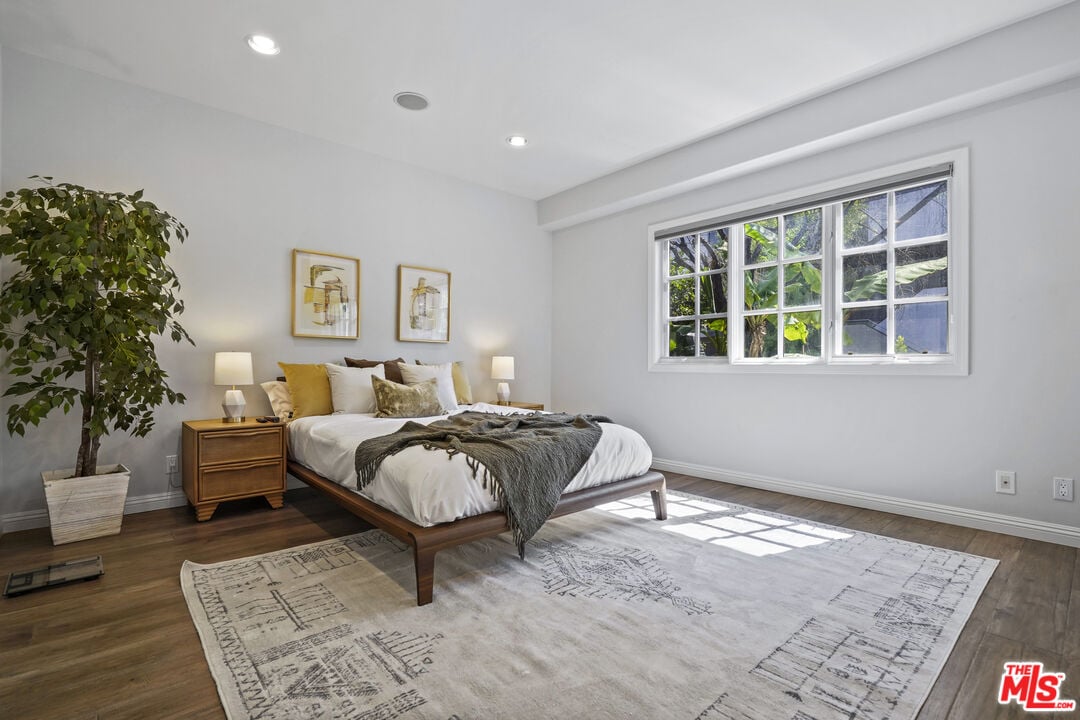 Solaris Manor, N Knoll Dr, 90068