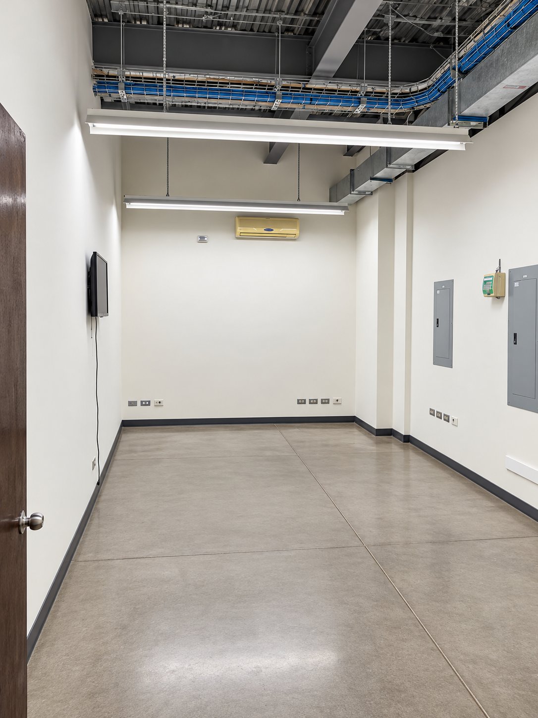 21577 - Office-Warehouse for sale with Tenant