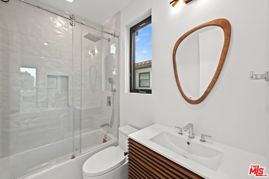 Castle Heights Pl, 90034