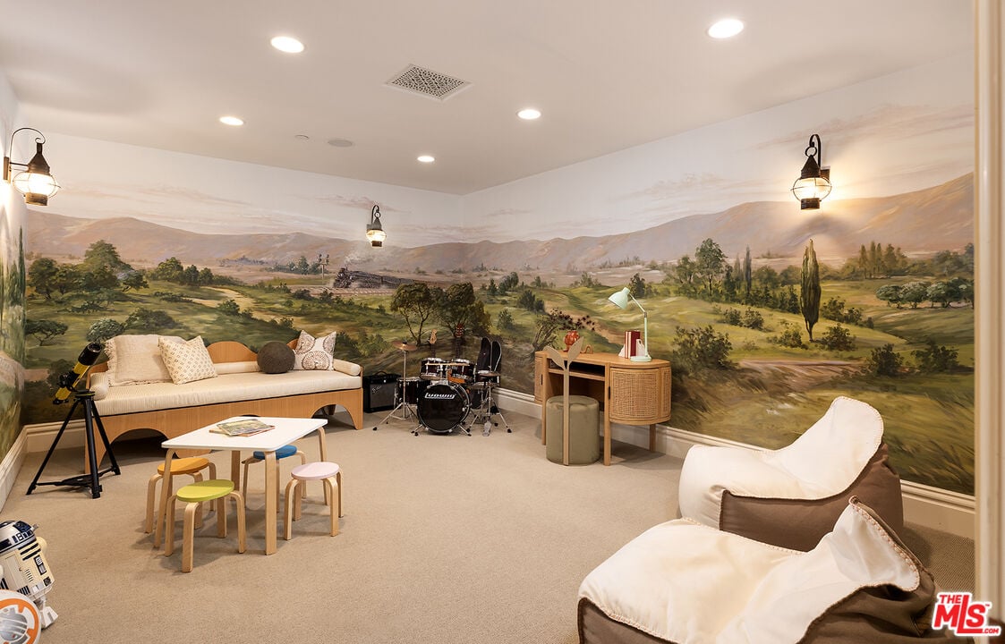 Mandeville Canyon Rd, 90049