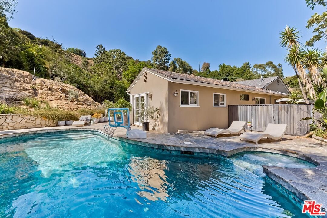 2277 Betty Ln