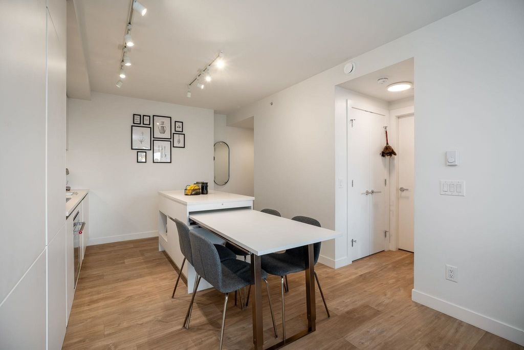 525 Foster Ave, #403