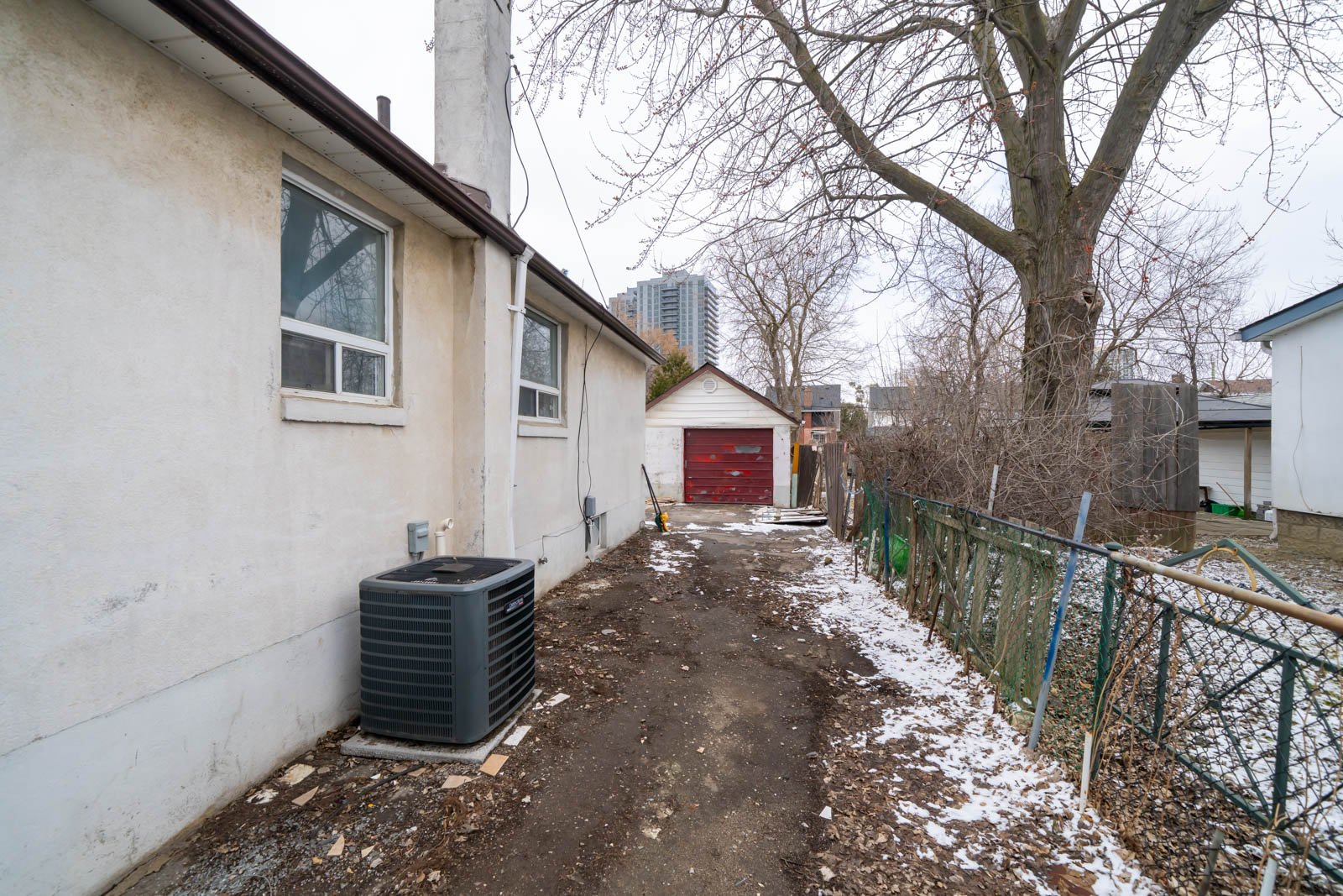 46 McMurchy Ave N