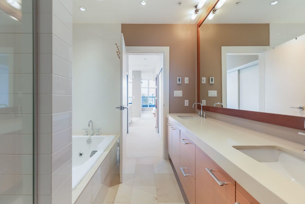480 Robson St, #1901