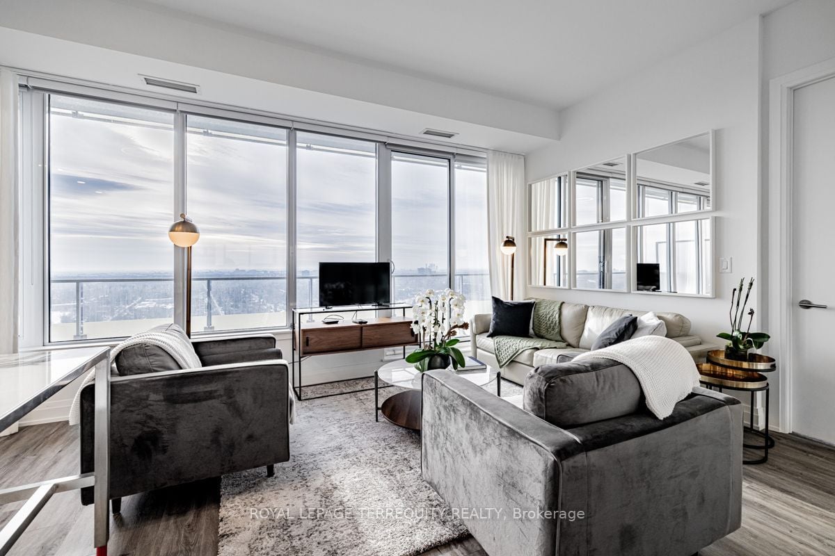 BEAUTIFUL CORNER PENTHOUSE