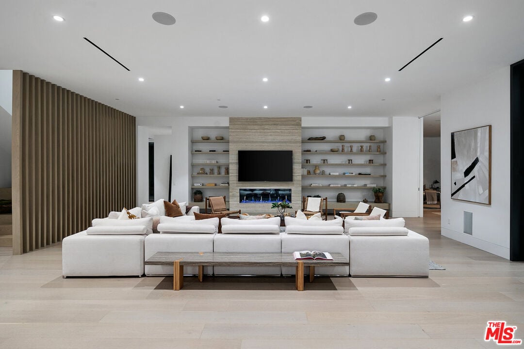 5376 Round Meadow Rd