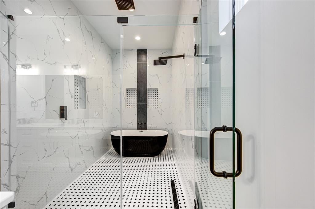 Bath & Shower in Pollard Estates homes in Houston, TX