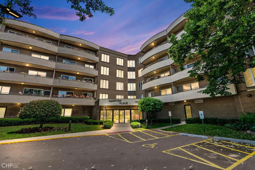 Lincolnwood Condo: 7201 N. Lincoln #310