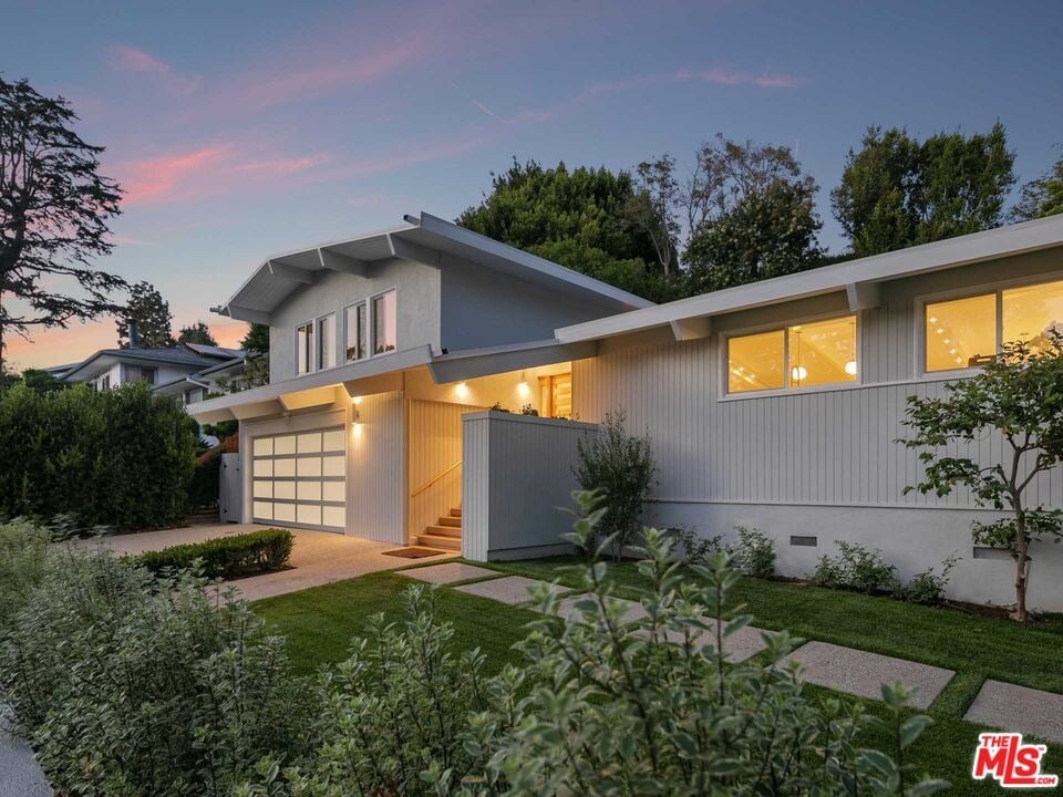 218 N Bundy Dr