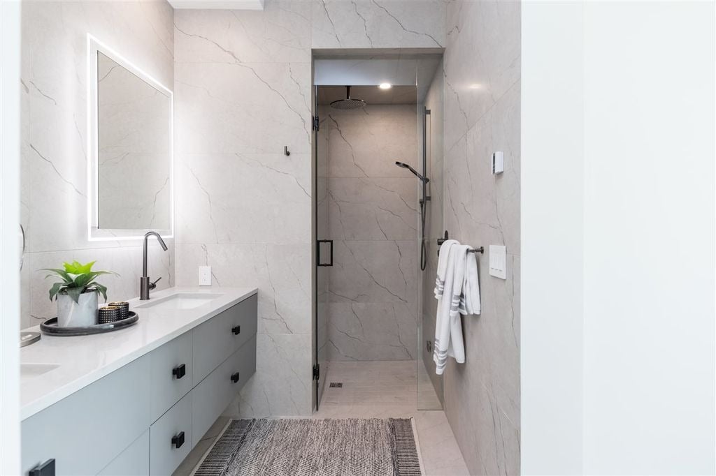 4385 Locarno Cres