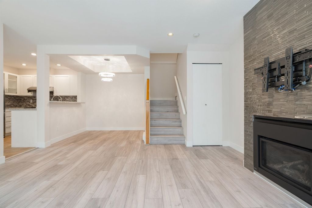 7406 Hawthorne Terr