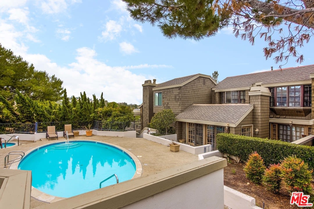 8 Sea Island Dr