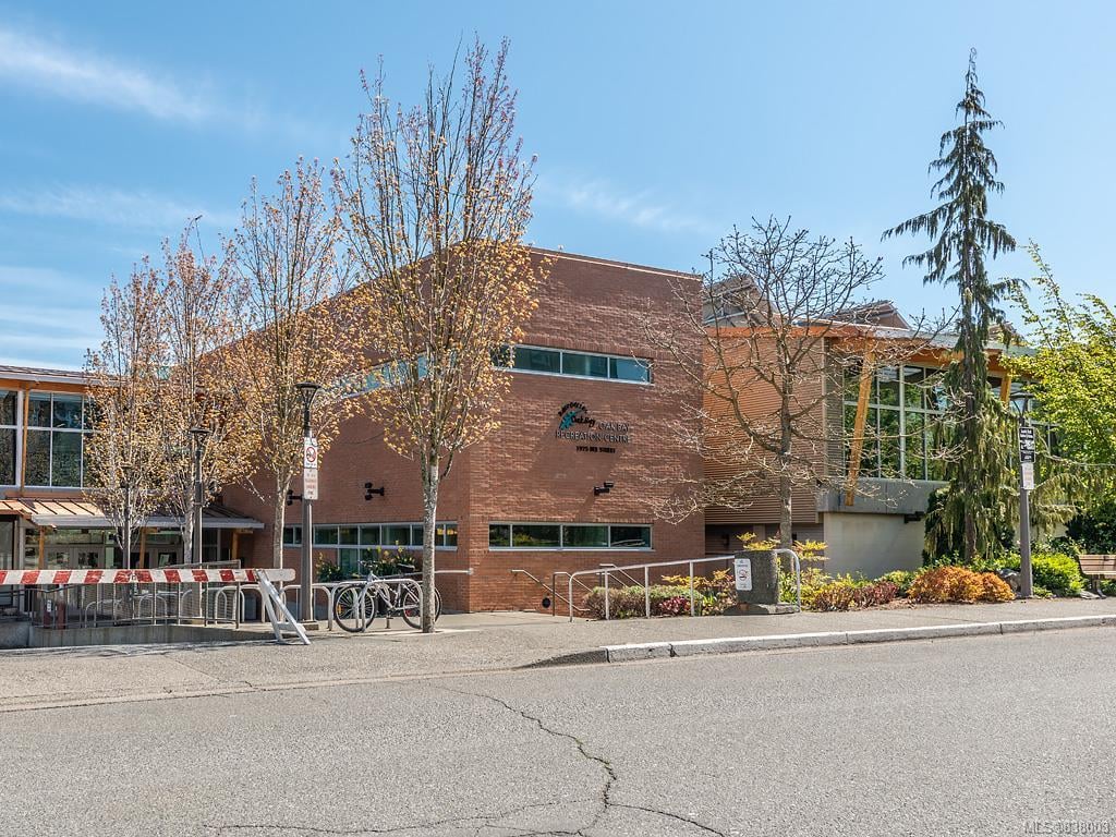 202-2119 Oak Bay Ave