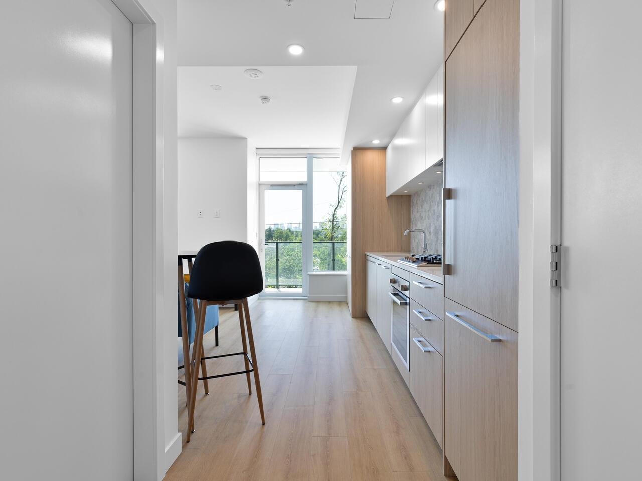 303-2425 Alpha Ave