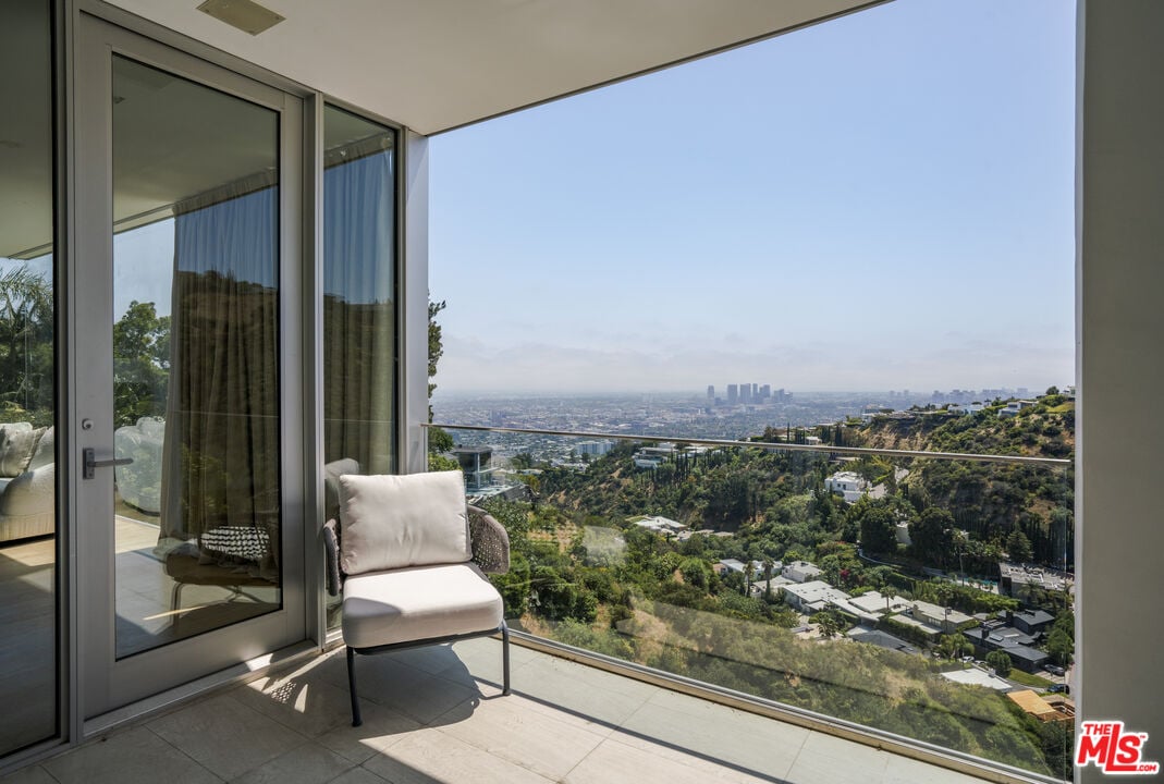 Nova Estate, Sunset Plaza Dr, 90069