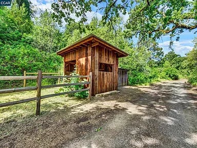 4009A Redwood Rd