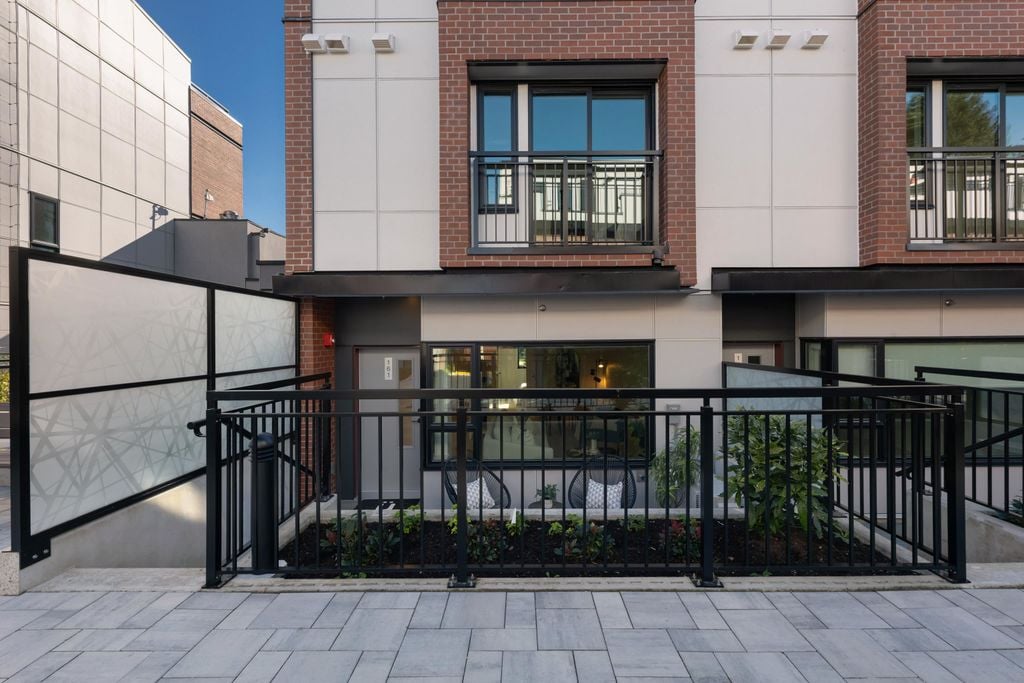 469 W 28th Ave, #103