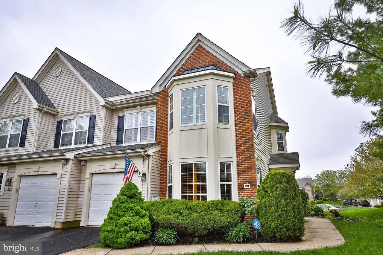 101 Oaktree Ct