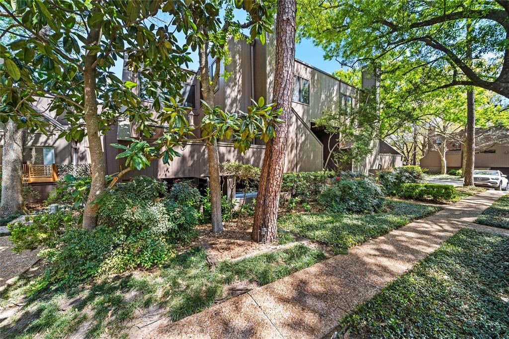 110 Litchfield Ln