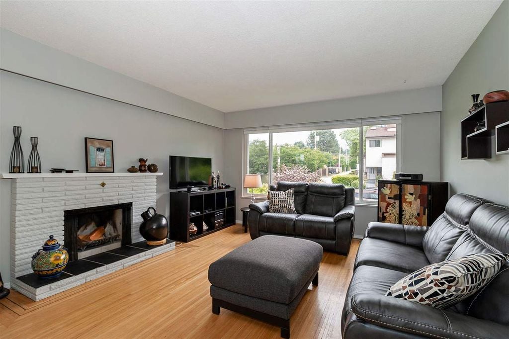 345 W 22nd St