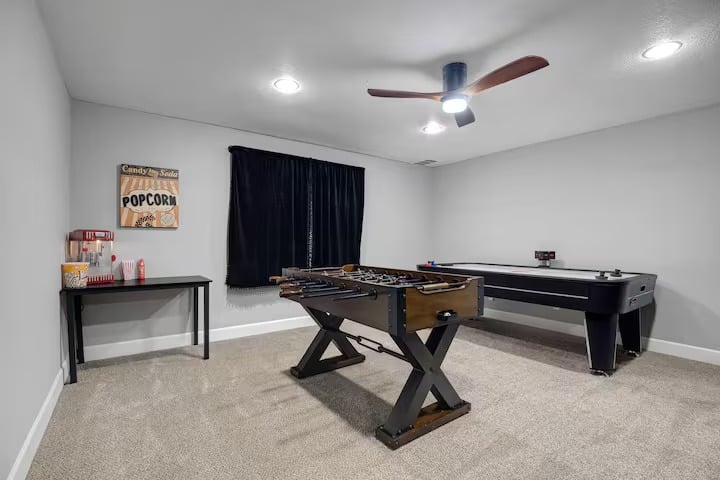 Huge Golf Course Home-Free Heated Pool/Theatre/Gym