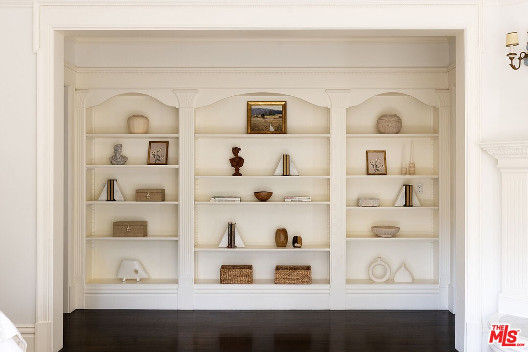 Mandeville Canyon Rd, 90049