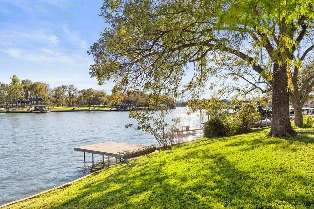 Stunning Waterfront Retreat in the Heart of Kingsland