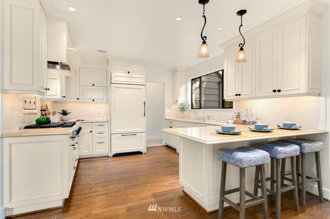 1990 Magnolia Blvd W