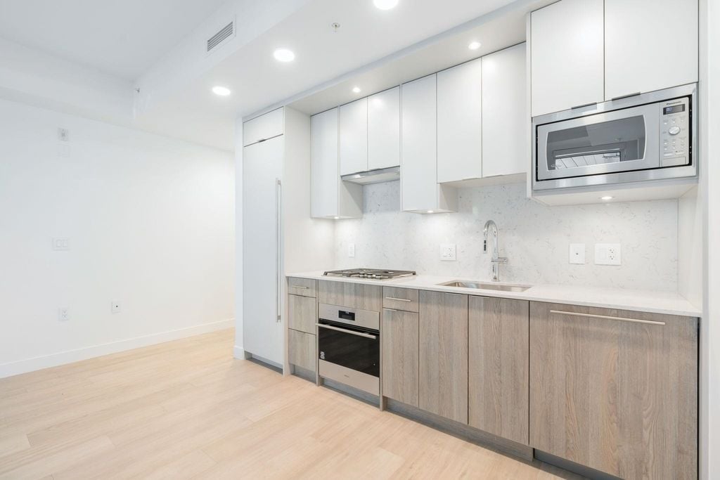 7638 Cambie St, #101