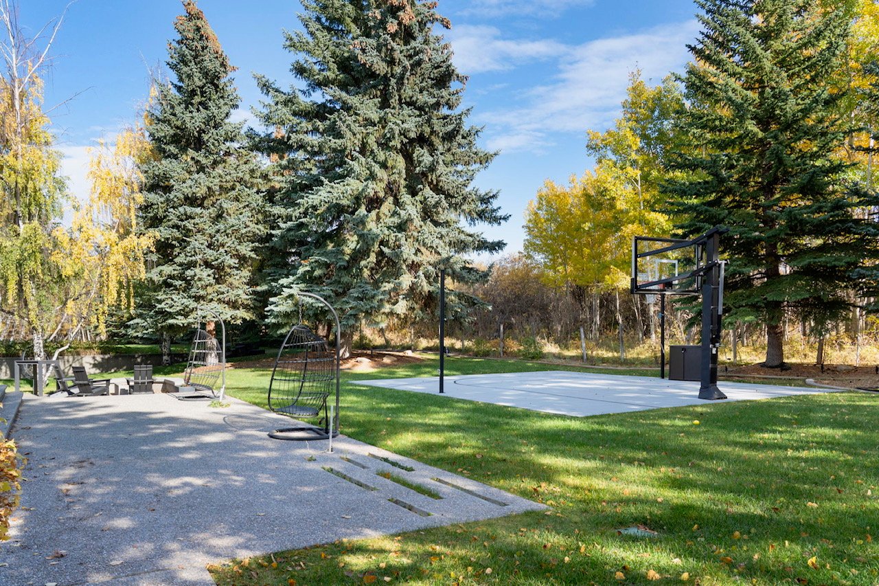 19 Bearspaw Ridge Crescent