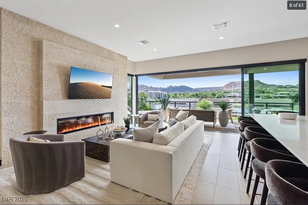 Extraordinary Waterfront Home in Vegas ! 