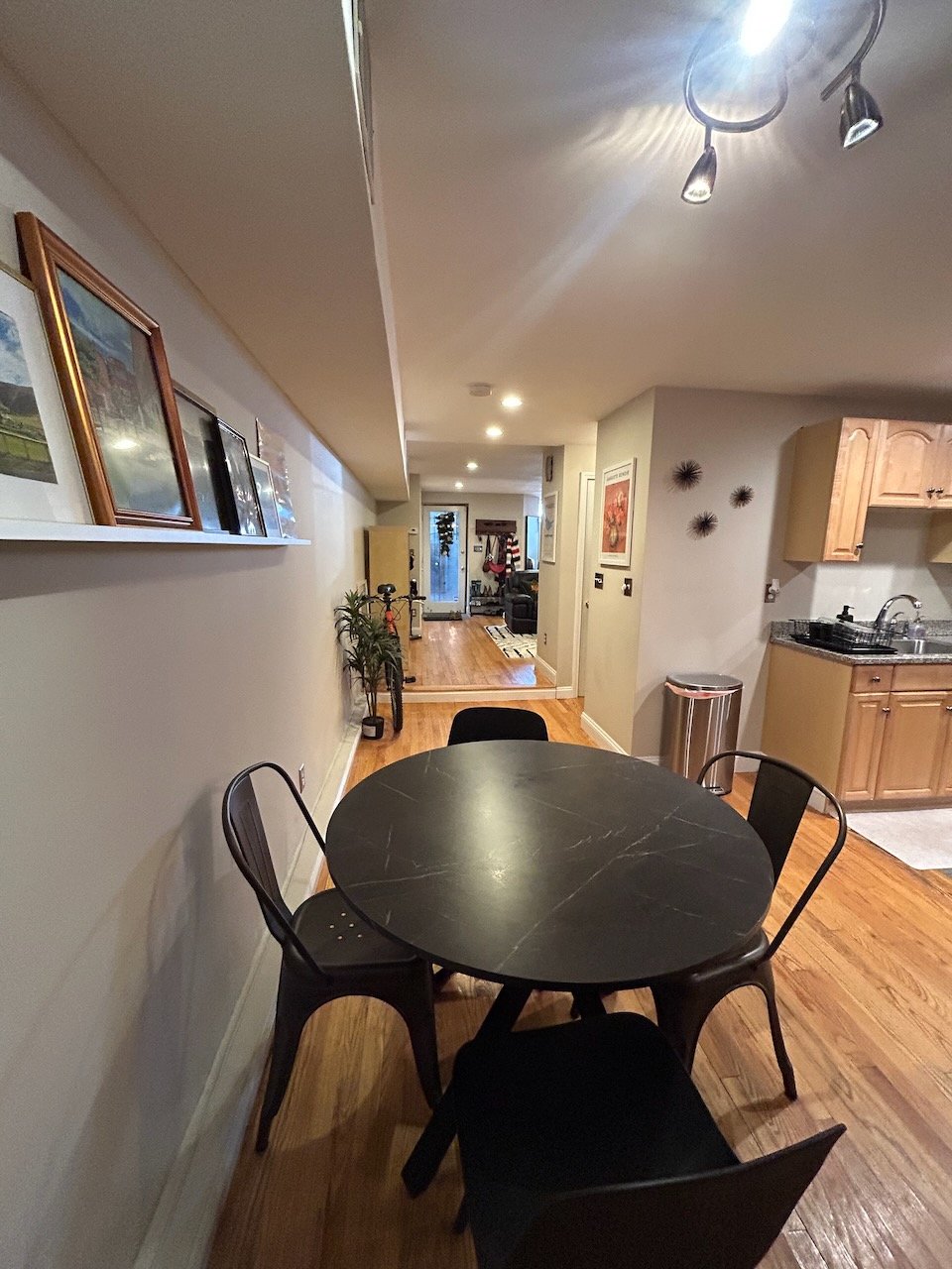 Warren Avenue - Private Entry 1 bed 1 bath w/ Laundry - Pets Negotiable! AVAILABLE MAY 1