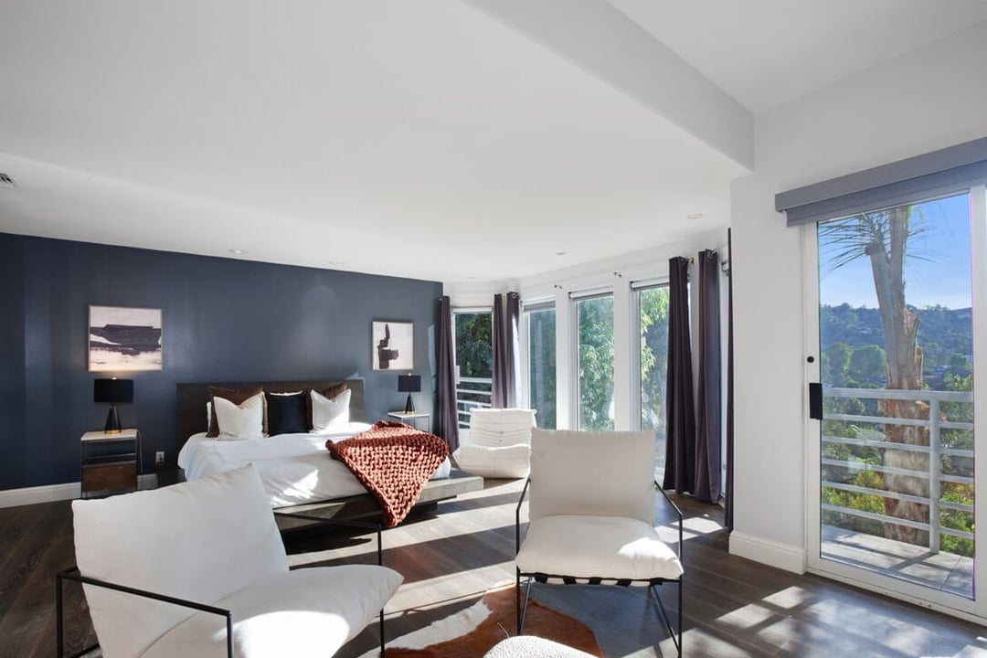 Solaris Manor, N Knoll Dr, 90068